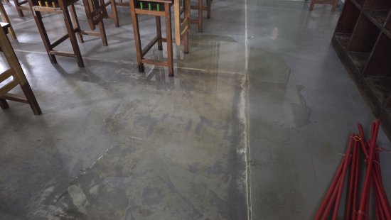 陽台側窗戶有縫隙，下雨會滲水