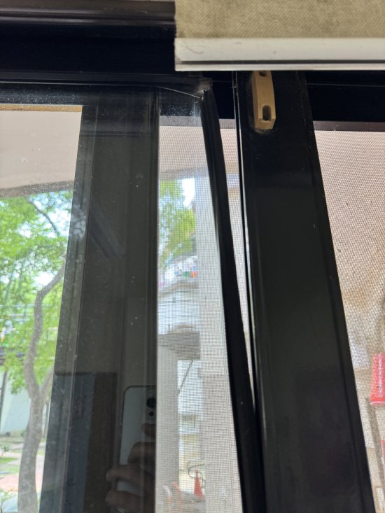 302教室落地窗的窗框與玻璃離異
