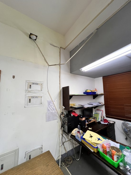 303教室後面電線脫落