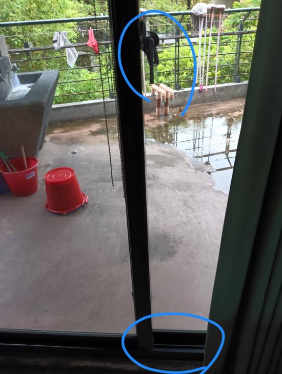 落地窗不易推 , 鎖鬆脫