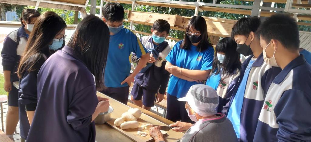 https://schoolweb.tn.edu.tw/~jljhs_web/uploads/tadgallery/2023_01_04/670_LINE_ALBUM_111121青銀共食_221212_9.jpg 