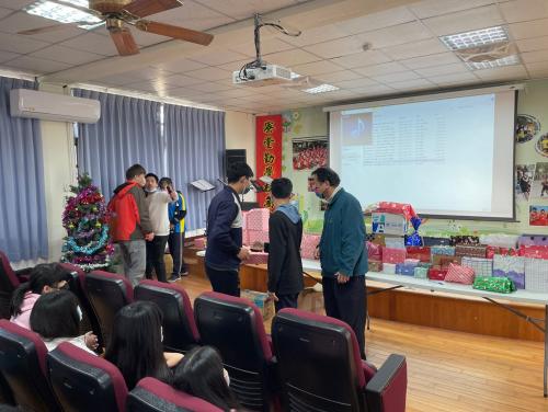 LINE_ALBUM_111-1期末成果發表暨歲末聯歡會_221223_45_0.jpg