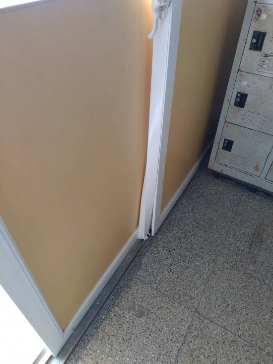 三甲教室前門卡住