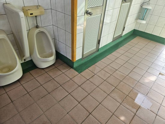 幼兒園2樓廁所小便斗漏水