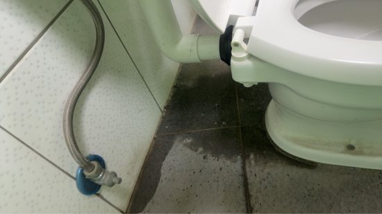 幼兒園1樓廁所小馬桶漏水
