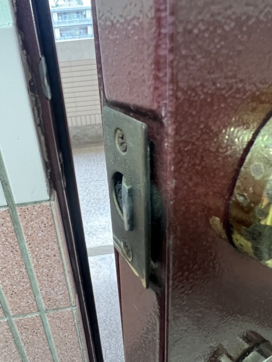 303教室後門無法關起來