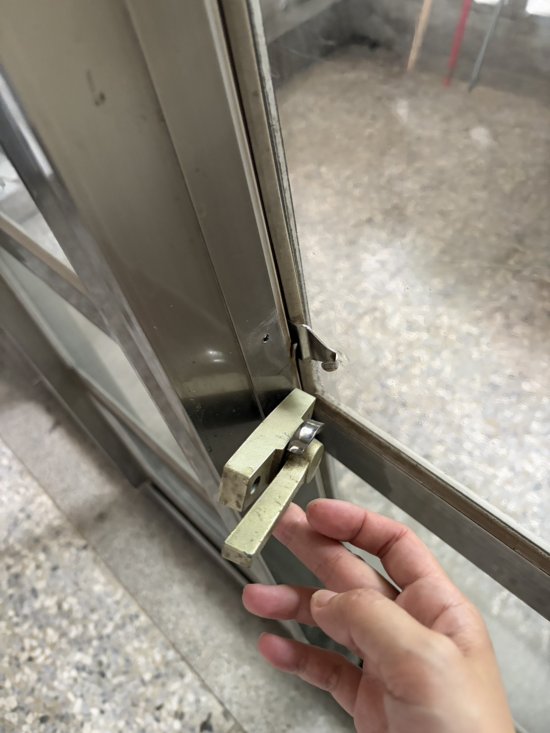 504陽台門鎖壞掉