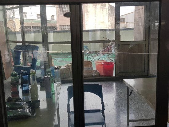活動中心2樓窗戶破損