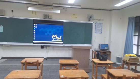9/8下午，收到老師線上報修。預計9/9上午去查看狀況。
9/9廠商測試，105wifi機與電腦主機投放大電視都為正常。至於學生Chromebook連線問題，已跟中心報修，請他們檢查。