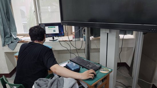 4/30原廠來檢修、更換主機板
目前暫時看起來沒問題，但還是放了一個螢幕在教室同步顯示，用以測試到底是主機問題、大電視問題、還是線路連接問題。