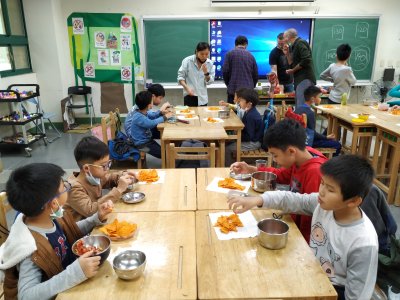烹飪-學生享用共同製作成果.jpg