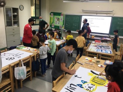 藝術-自由選用材料進行團體海報製作.jpg