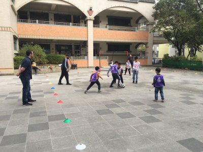 體育-學生們分組進行友誼對抗賽.jpg