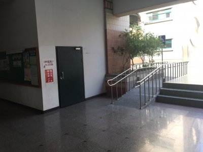 量測體溫3：國小部辦公室前.JPG