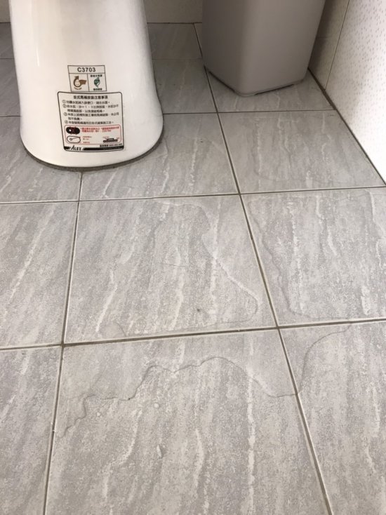 太陽班內老師廁所積水