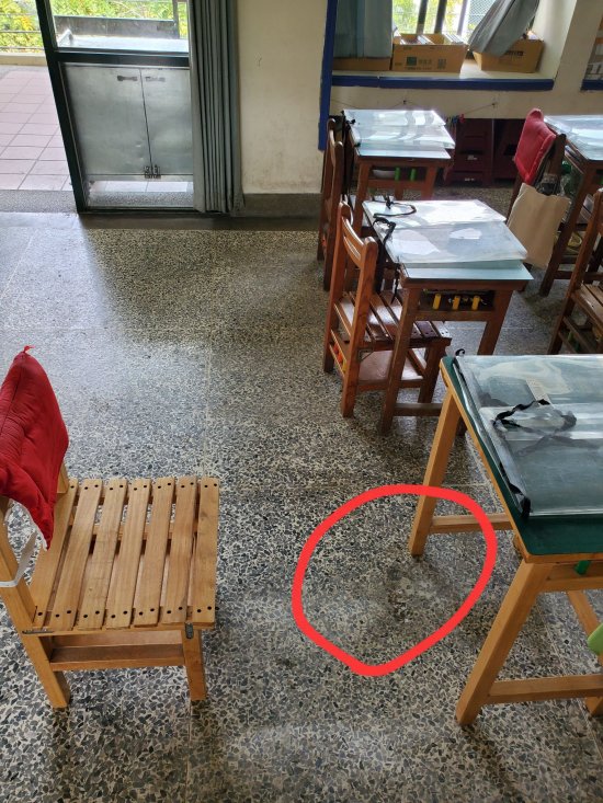 504教室外與教室內地板凹陷