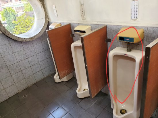 盈曦樓2樓304旁男廁小便斗出水異常