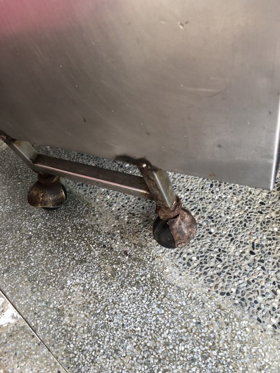 3-2餐車放湯桶的輪子快掉了