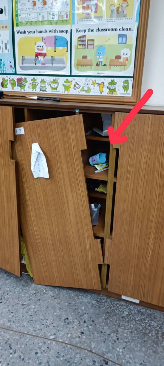 學生櫃門片搖搖欲墜
