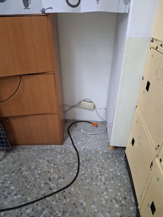專科教室C後面插座故障