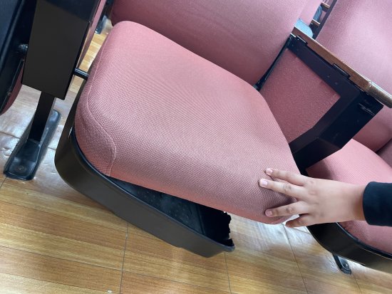 大會議室靠近前門第一排的第3個椅子壞掉