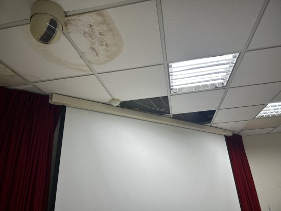 高中部視訊教室天花板掉落