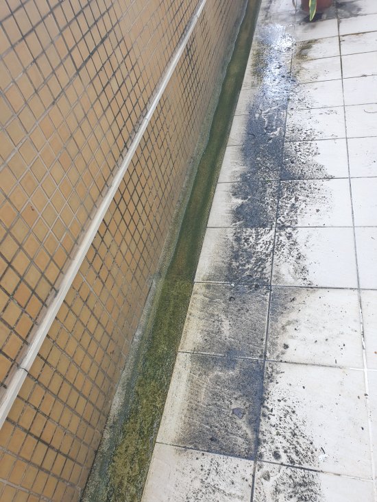 輔導室陽台無法順利排冷氣管的水