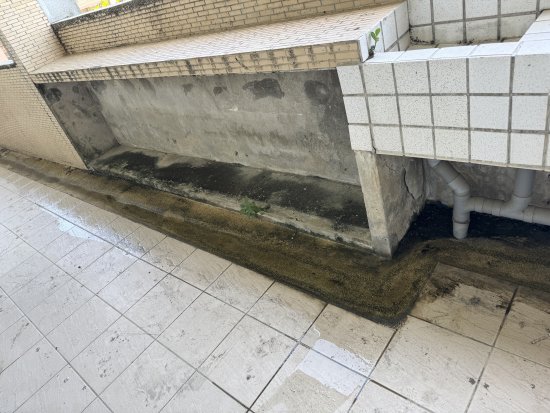 國中社會科教室陽台積水