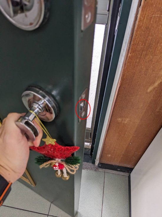 教務處前門很難開啟