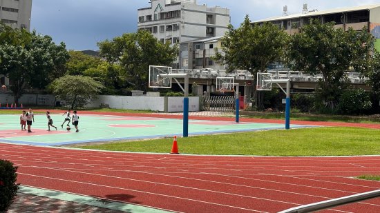 籃球場旁水溝蓋縫大