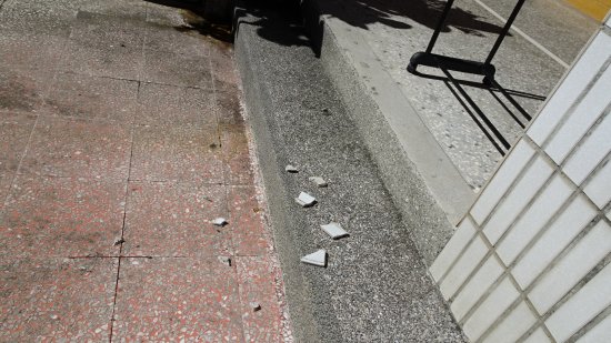 西棟大樓磁磚掉落在504教室走廊前面階梯及地面上