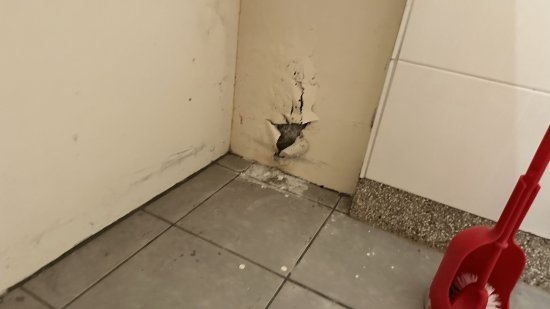 幼一班、幼二班室內多處壁癌