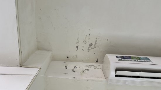 幼一班、幼二班室內多處壁癌