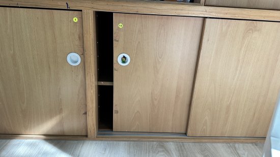 幼二班白板櫃的門片推不開