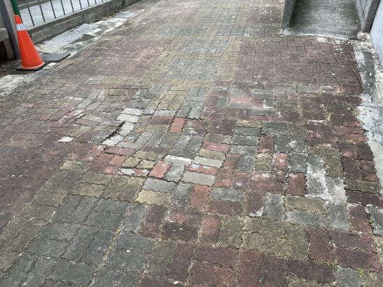 專科教室那棟前面的通道(沙坑旁)地板下陷