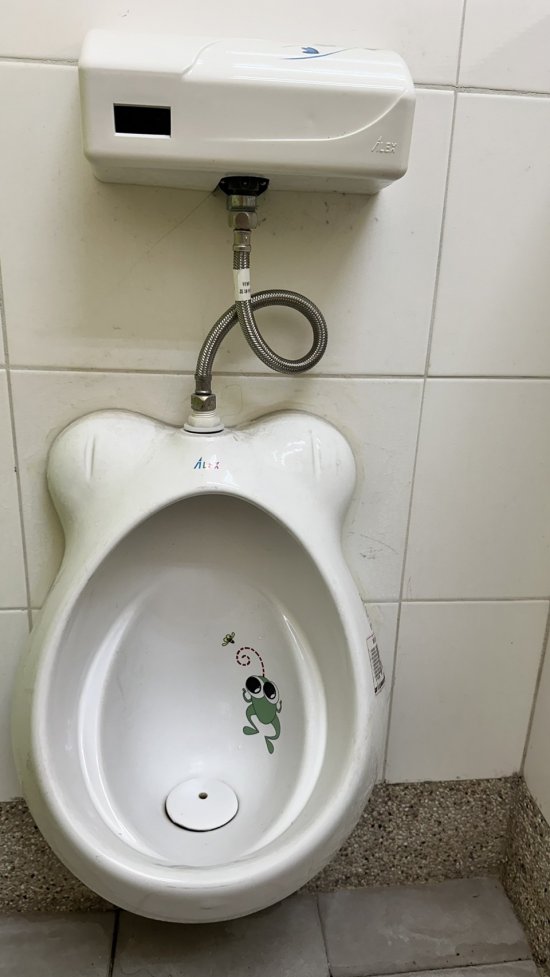 幼二班廁所小便斗水很小