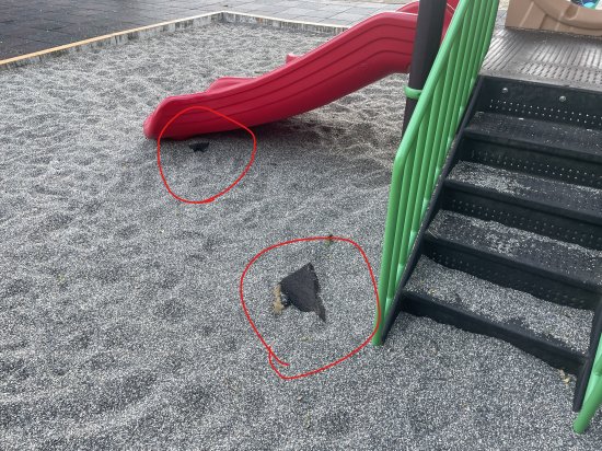 礫石遊戲場最底層的舊地墊因變型突出外露