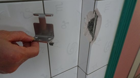 特教班無障礙廁所最內側門把扣鍊鐵片掉落