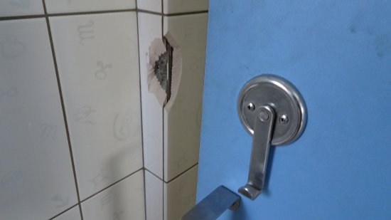 特教班無障礙廁所最內側門把扣鍊鐵片掉落