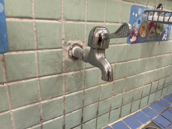 幼二班辦公室廁所水龍頭漏水
