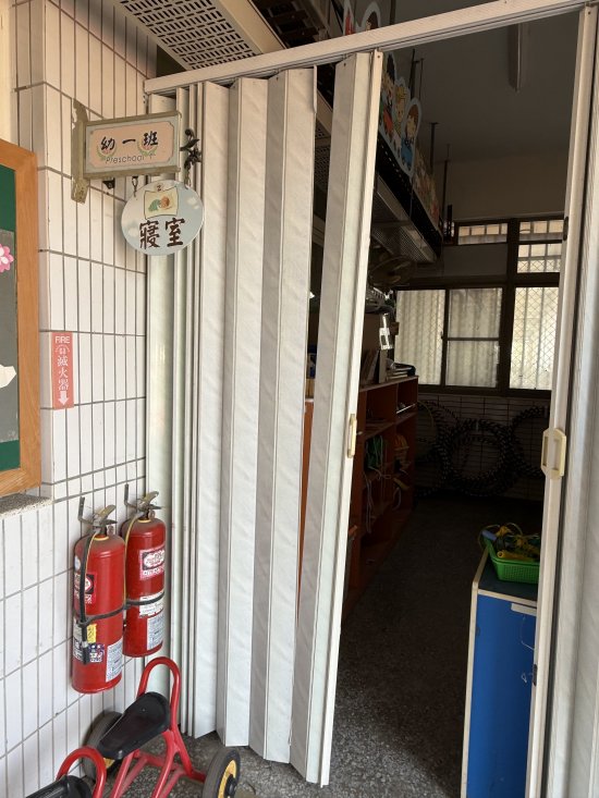 幼一班走廊的拉門損壞
