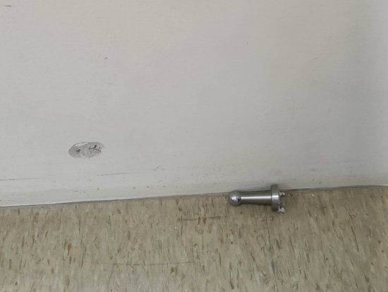 電腦教室後門門檔掉落