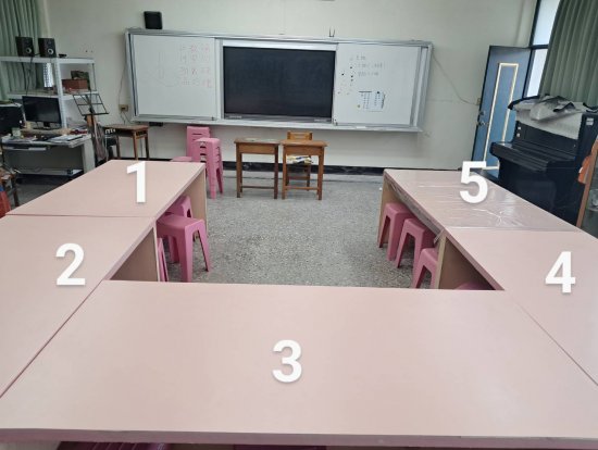 音樂教室桌子損壞