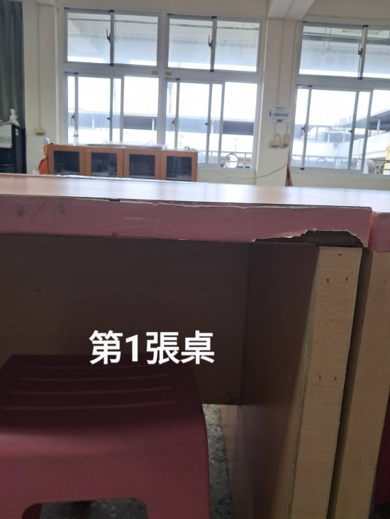 音樂教室桌子損壞