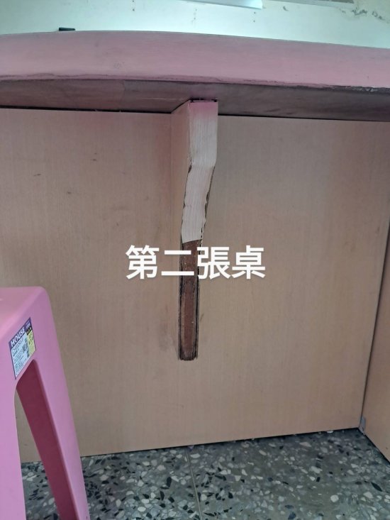 音樂教室桌子損壞