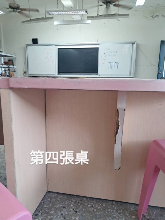 音樂教室桌子損壞