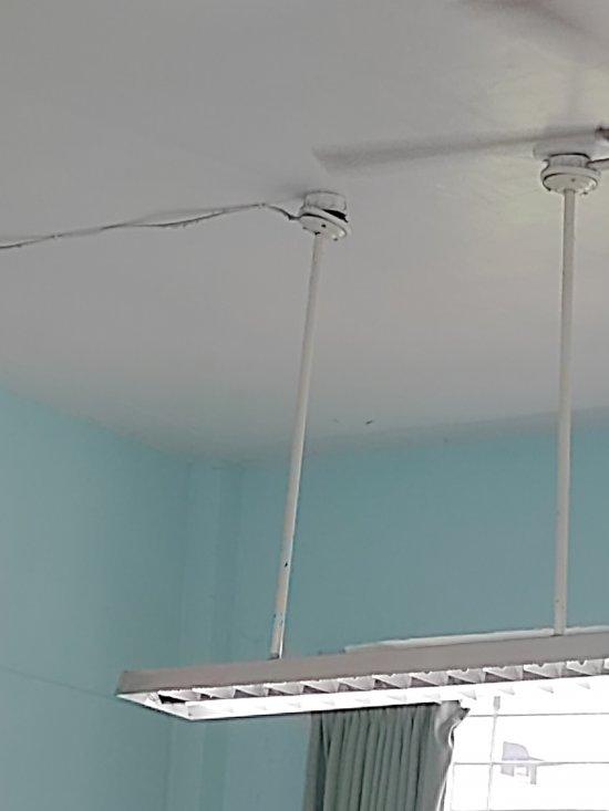 303教室天花板電燈快掉落