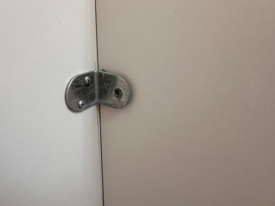 幼二班廁所門板鬆動
