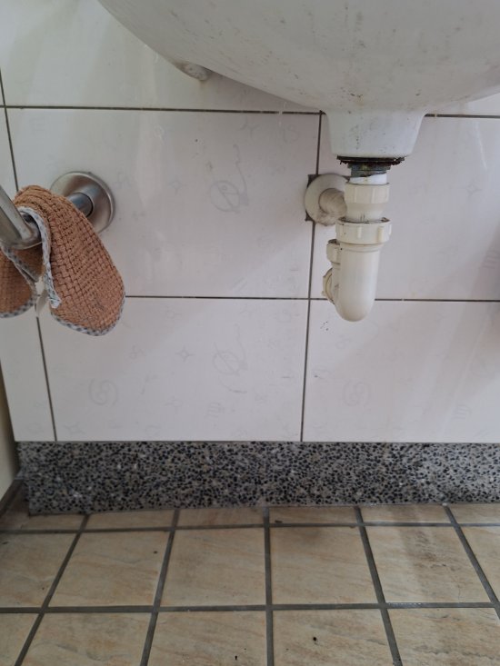特教班旁廁所洗手台漏水