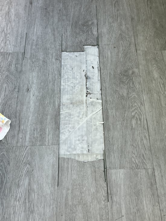 401教室地板損壞